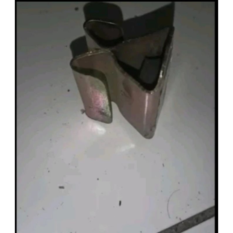 kancing dudukan sandaran jok belakang mitsubishi colt t120 t 120 lama