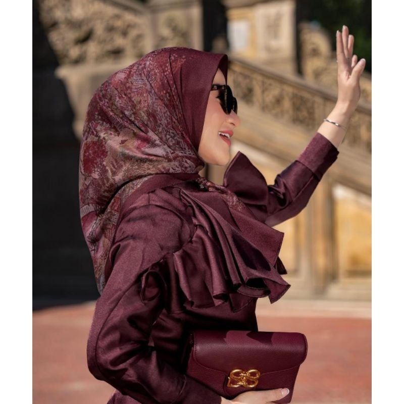 Hijab Buttonscarves Newyork Wisdom kw Berlogo + Pouch Jilbab Segiempat Buttonscarves kw