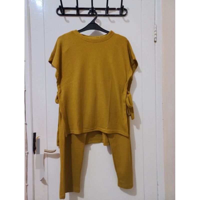 One Set Wanita Lengan Pendek Vest Knit Rompi Tali Kuning Mustard Preloved