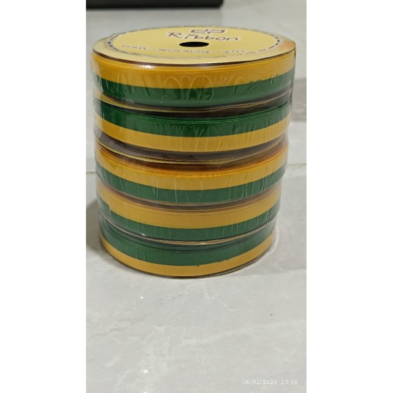 

Pita kado Hijau-kuning 1.3cm (harga per 1 roll)