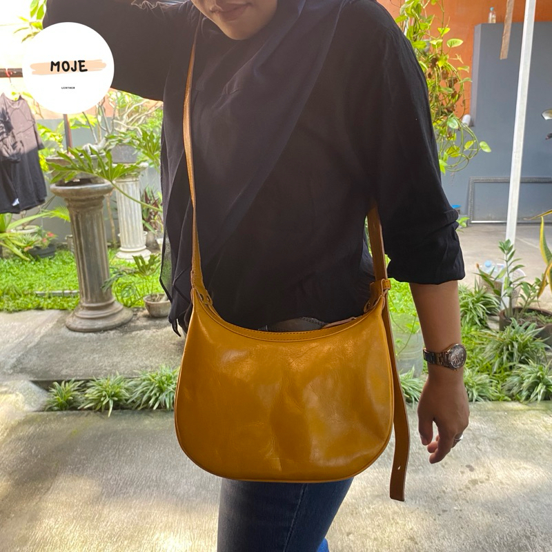 sling bag/ tas selempang/ tas selempang kulit sapi asli termurah by moje jogja