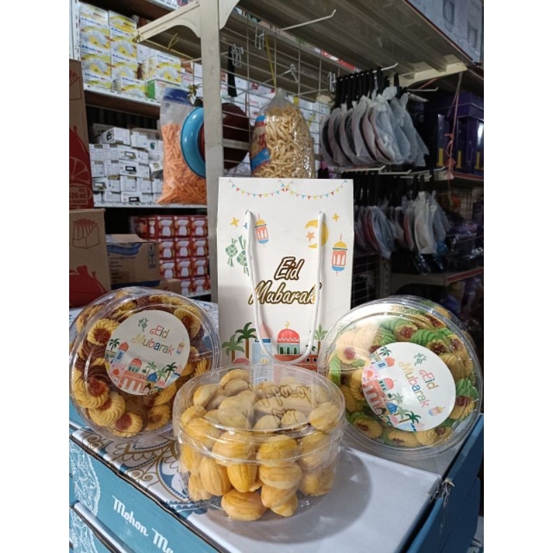 

PAKET KUE HAMPERS LEBARAN 3 TOPLES
