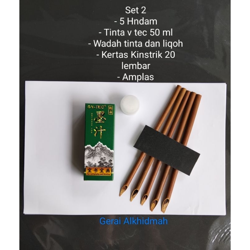 

Alat Tulis Kaligrafi Lengkap (Handam,Tinta V tec 50 ml,Wadah Tinta,Kertas Kinstrik)