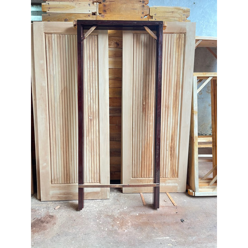 kusen daun pintu rumah sudah dicat dari kayu mahoni terbaru