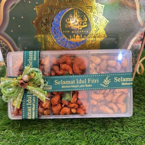 

Hampers Kacang Mede Matang Premium Toples Sekat 3 Rasa Kacang Mete Edisi Idul Fitri Lebaran