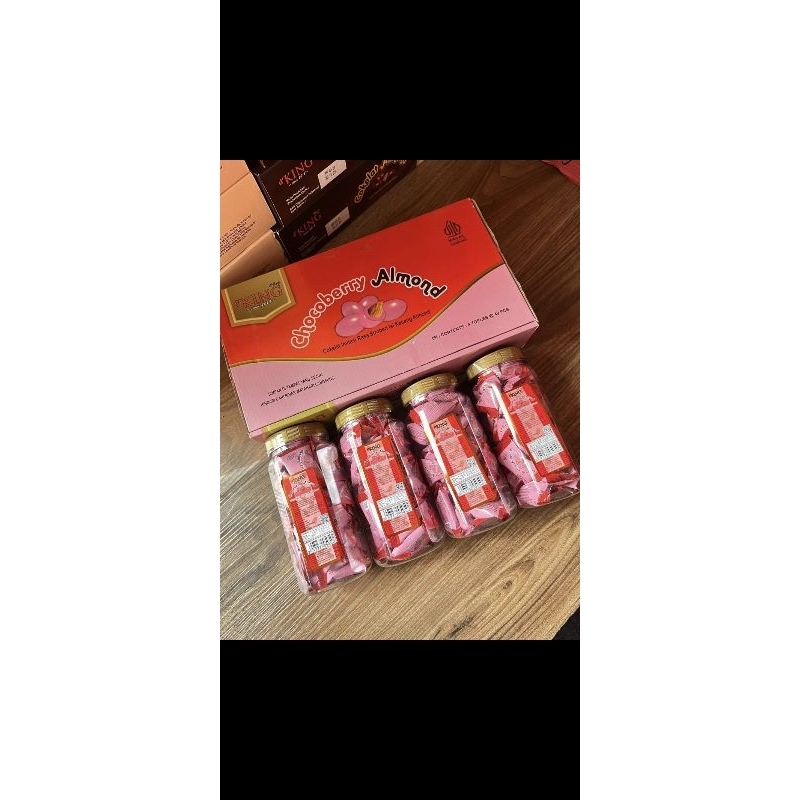 

COKLAT ALMOND ( coklat manis isi kacang almond