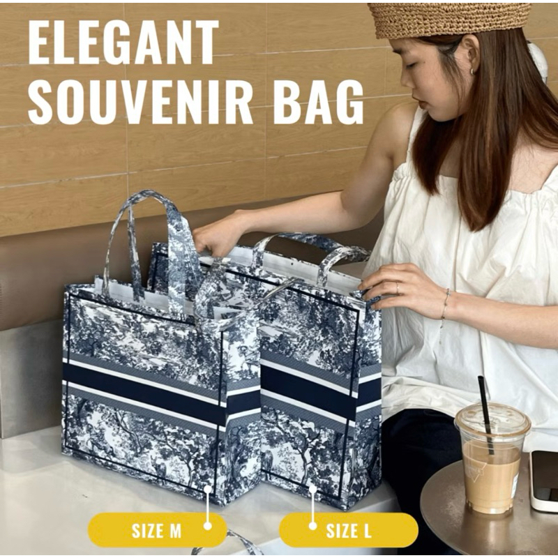 

Tas Belanja Spunbond Tas Jinjing hampers Tas Souvenir Tas Lipat Tas Kado Kantong Belanja Shopping bag Tote Bag Packaging SOUVENIR GOODIE lBAG estetik Elegan mewah DIORA TOILE Dark Blue Aesthetic Elegant