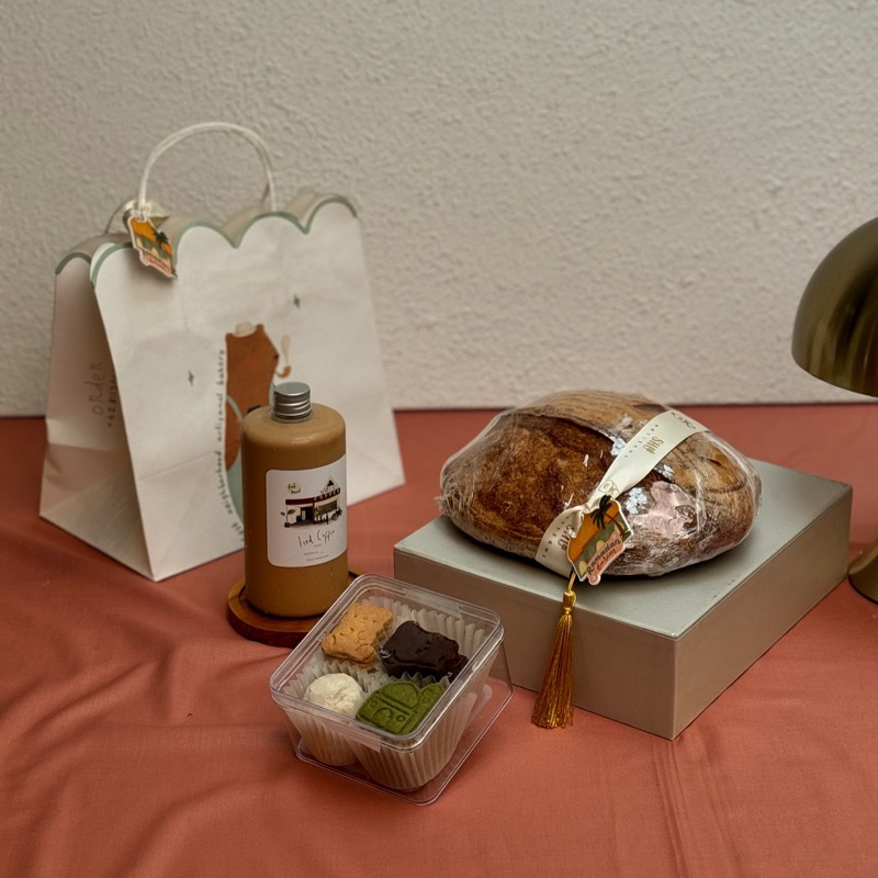 

LEBARAN HAMPERS - VOLKS COFFEE 500ml & BOTTLED ICED COFFEE WITH BUTTERSAND COOKIES - EID MUBARAK HAMPERS