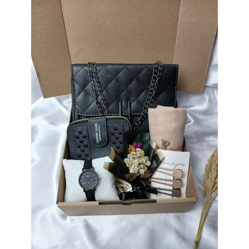 

gift box kado spesial/kado ulang tahun/kado anniversaey/kado graduation/kado aestethic/kado wedingg/kado untuk cewek/cocok segala acara