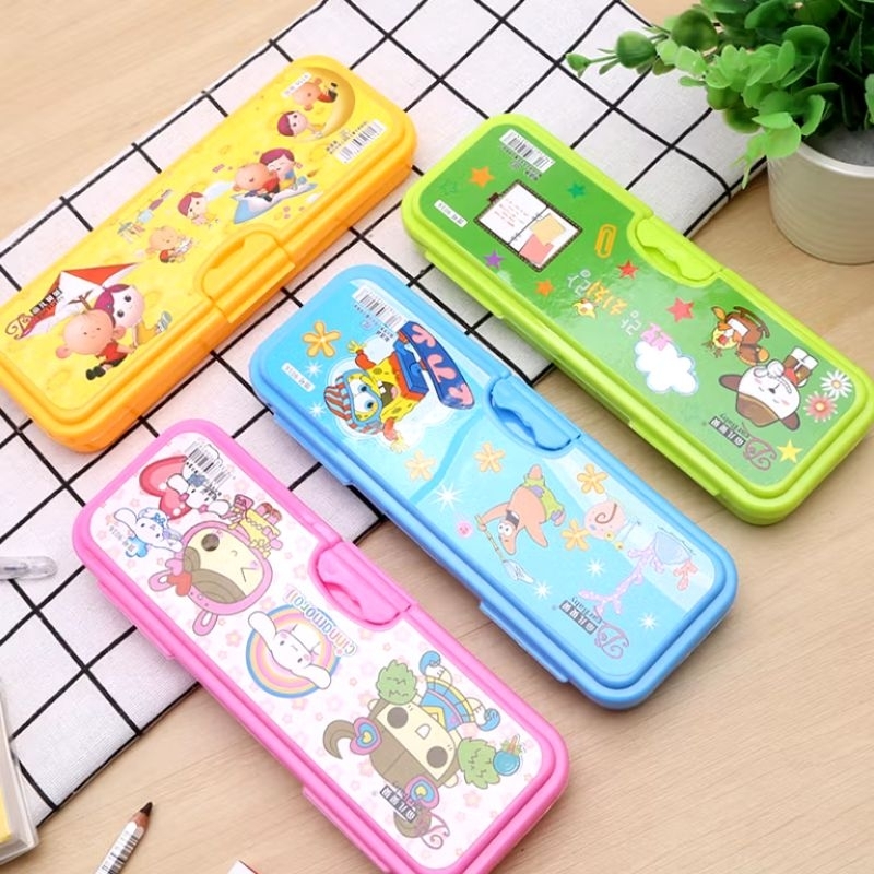 

Lye-OS Tempat Alat Pensil Motif Random Kotak Pensil Anak Sekolah