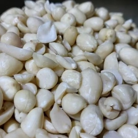 

Kacang Tanah Kupas Mentah-Sedang 41/51 isi 1/2 Kg / 500 gr