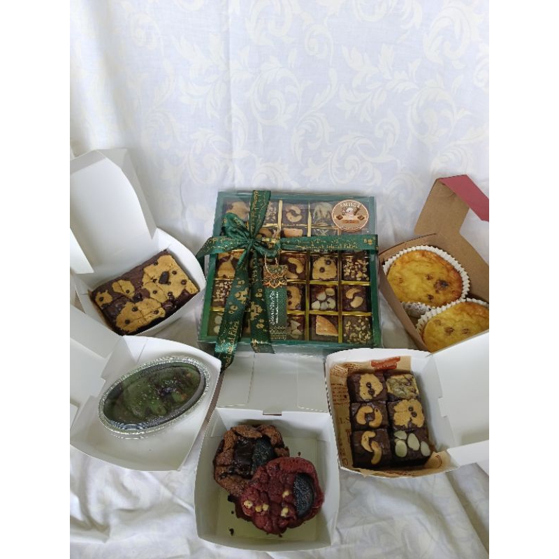 

Kakukie's Hampers lebaran brownies (eid brownies bite) include 3 varian brownies.