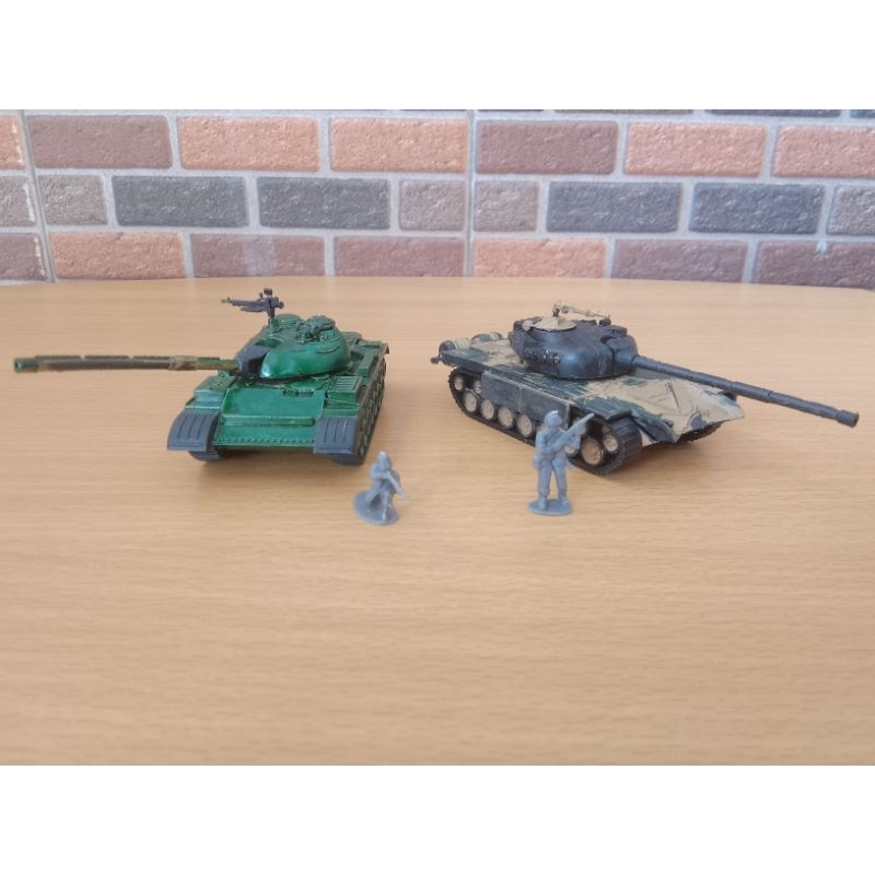 Diecast Tank Uni Soviet T-55 & T-72 Scale 72 Satu Set Ori