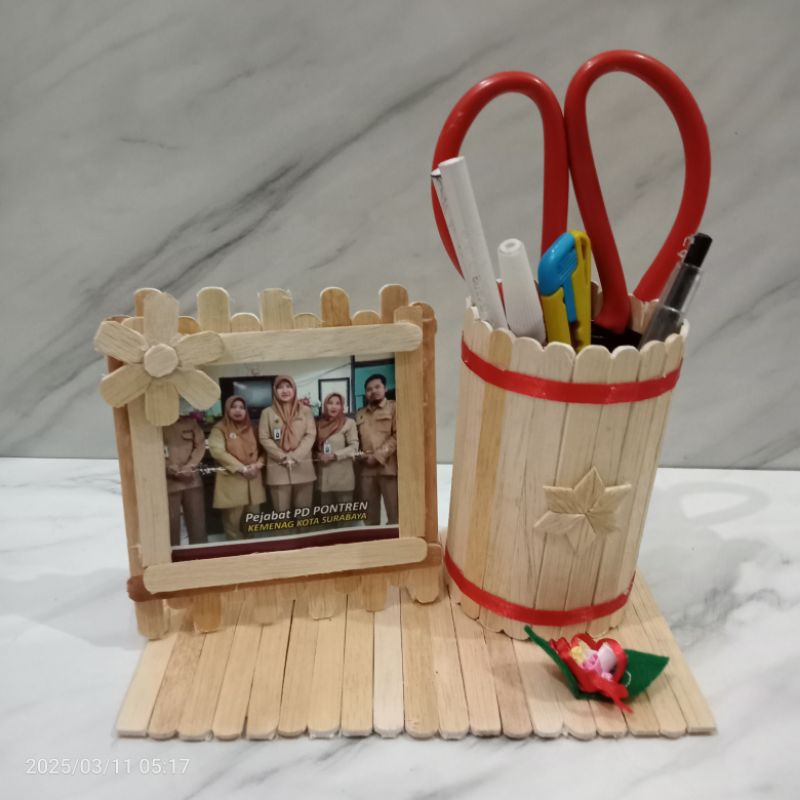 

Tempat pensil dan figora foto.