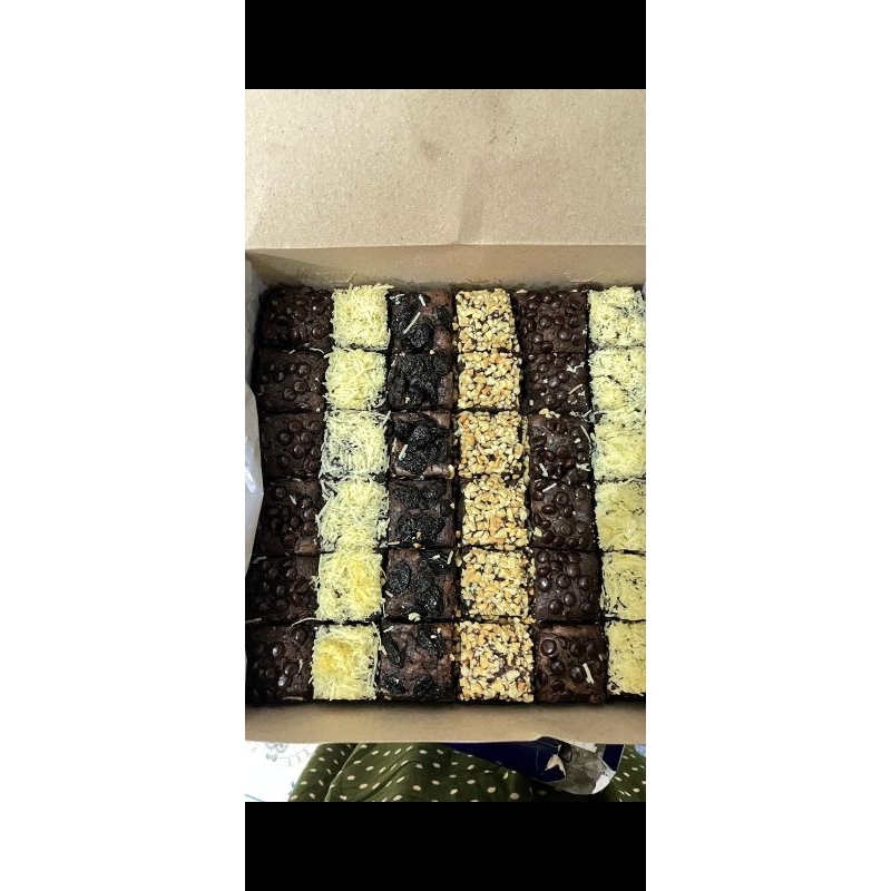 

Fudgy Brownies Premium Hampers Hantaran Cake& Cookies