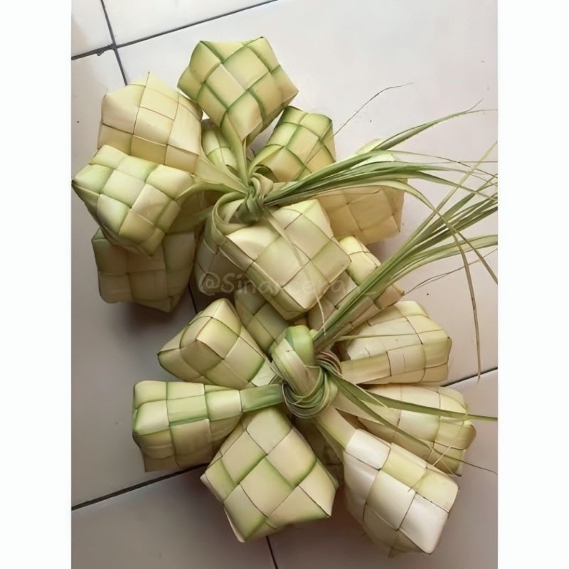 

Bungkus ketupat lebaran/anyaman janur kuning/janur kepala muda