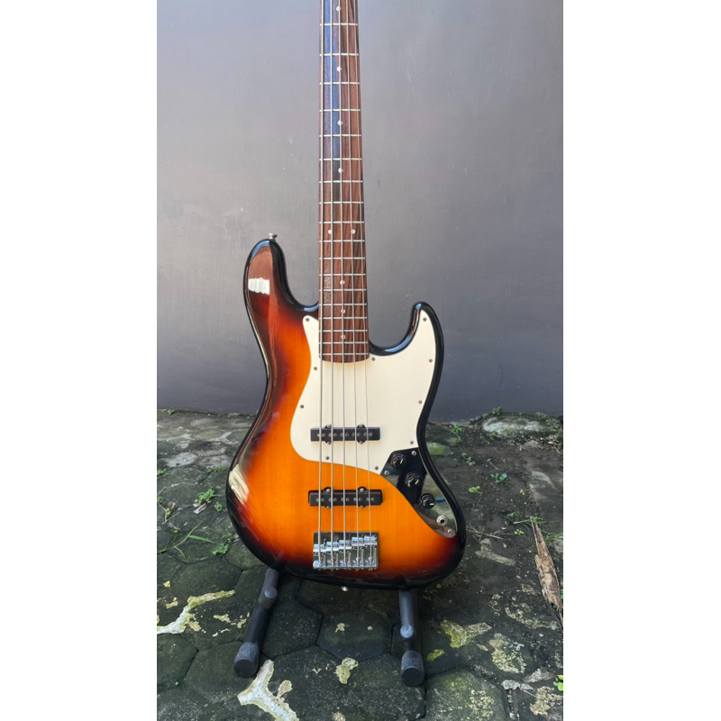 Squier Affinity 5 String Jazz Bass Sunburst