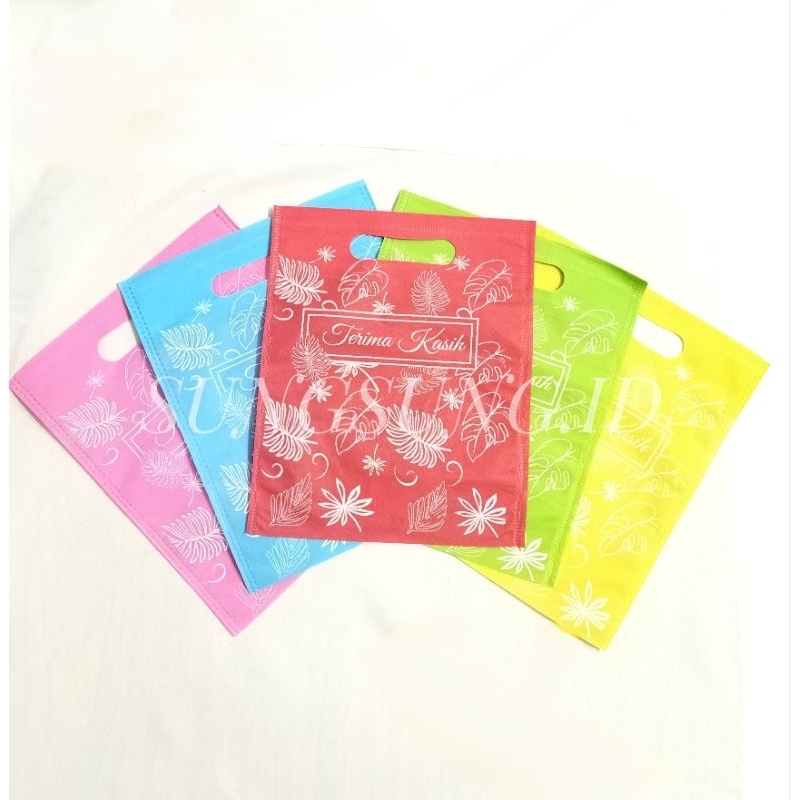 

Goodie Bag bahan Spunbond Ukuran 20×25cm 10 pcs / Tas Hampers Oval / Tas Kain Spunbond / Tas Souvenir