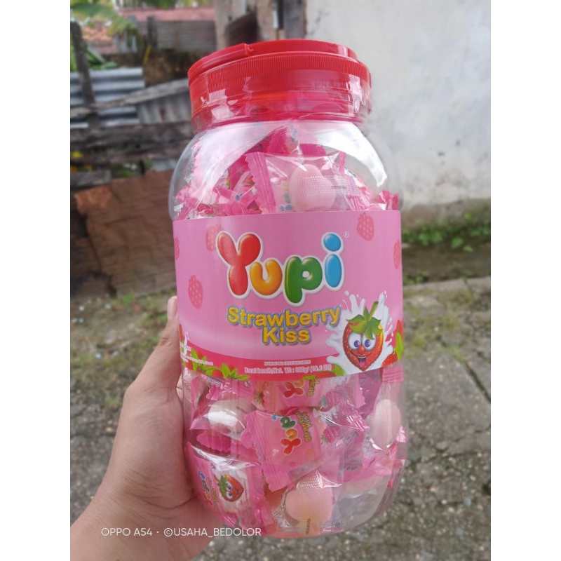 

PERMEN YUPI KISS STROBERI 300GR | ISI KURANG LEBIH 130 PCS PER TOPLES