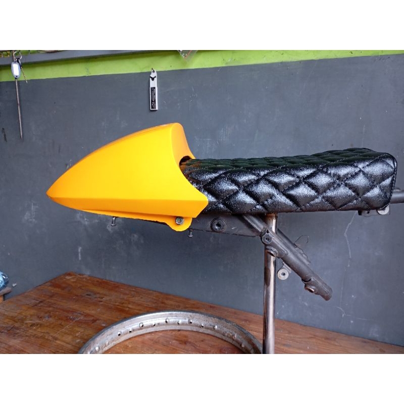 paket caferacer kawasaki w175 jok dan hornet