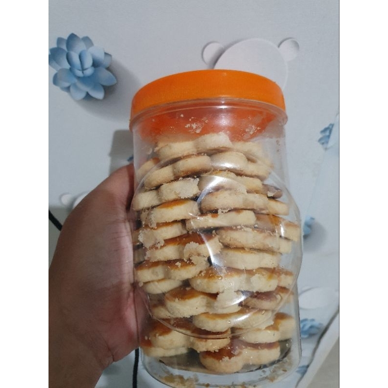

kue kacang 1 toples sosis