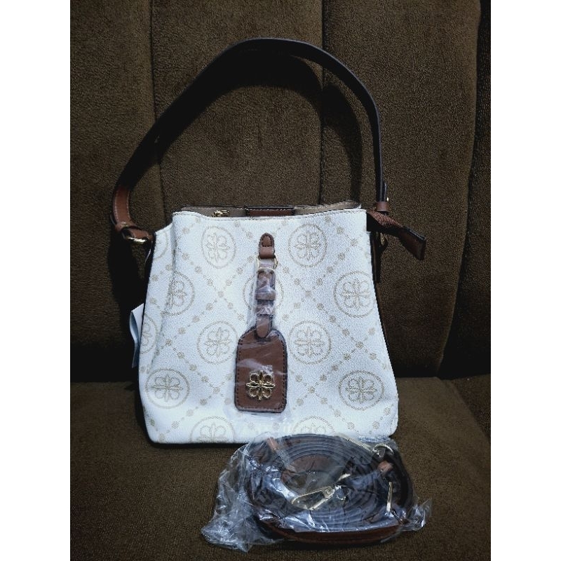 tas bucket by Les Catino