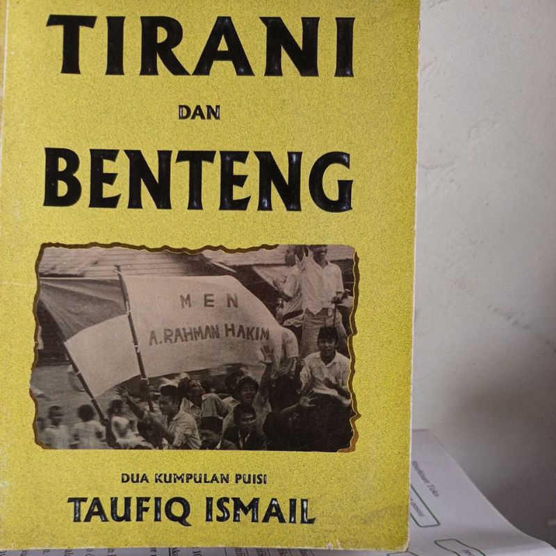 TAUFIK ISMAIL: TIRANI DAN BENTENG