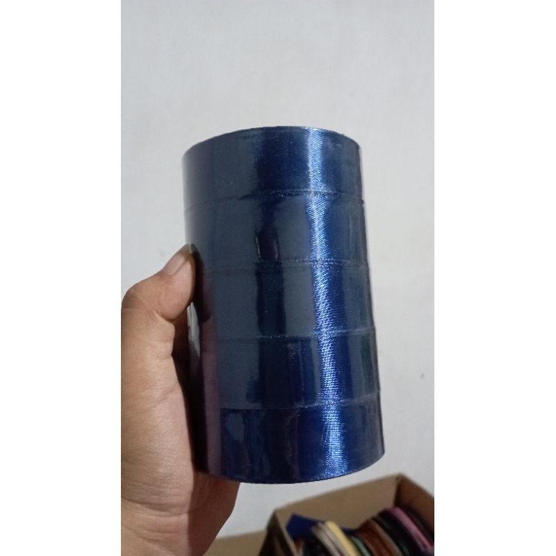 

Ready PITA SATIN 2,5 CM warna Navy / biru dongker gelap . 1 Roll 20 - 25 yard. Souvenir hampers kain polos parcel