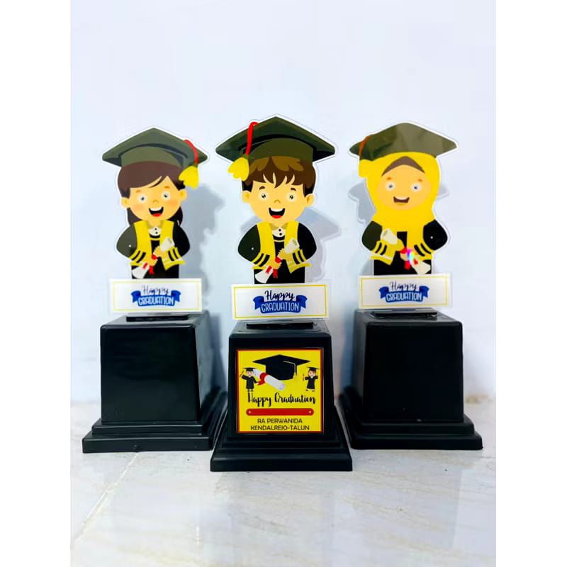 Piala Wisuda TK Plakat Wisuda Anak Akrilik Custom Model Happy Graduation model W1