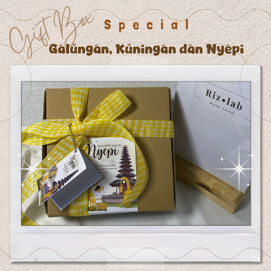 

SET Giftbox hampers GALUNGAN & KUNINGAN, NYEPI dengan STICKER BOX paper glossy, Ribon pita motif kotak, Hangtag 2 layer, greeting card | Untuk packaging hampers galungan kuningan nyepi