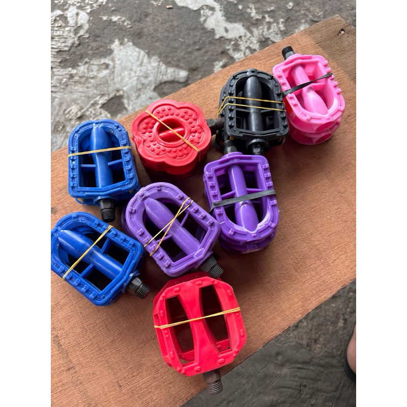 SEPASANG  BEKAS pedal pijakan kaki AS KECIL sepeda anak ban 12 16 18