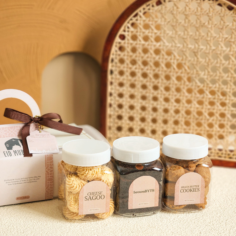 

BYTS BAKERY - BRAUN BUTTER COOKIES + CHEESE SAGOO + BROWNIES BITES HAMPERS LEBARAN BIRTHDAY GIFT