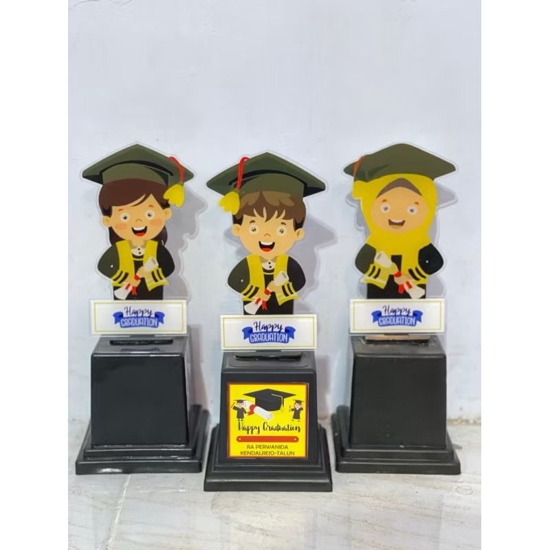 Piala Wisuda TK Plakat Wisuda Anak Akrilik Custom Model Happy Graduation Model W1