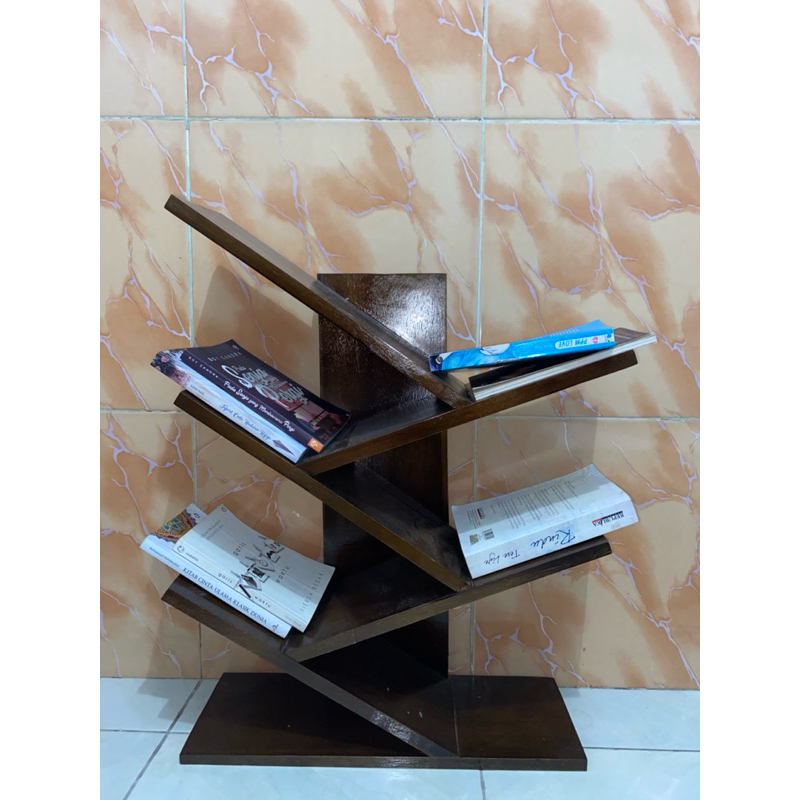 Rak buku minimalis modern