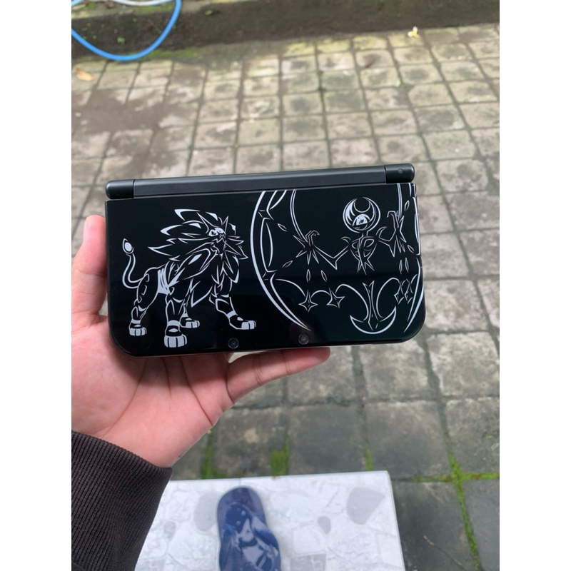 Nintendo New 3DS XL Solgaleo lunala limited edition