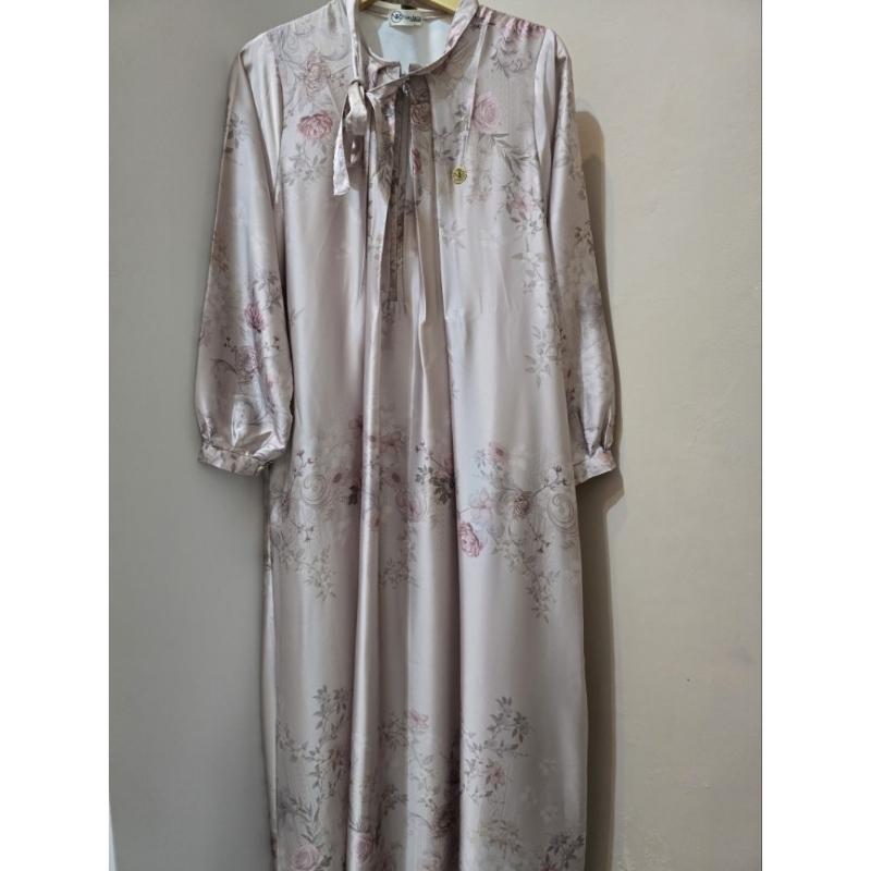 Gamis seri Aquamarine bahan Arabian silk warna nude