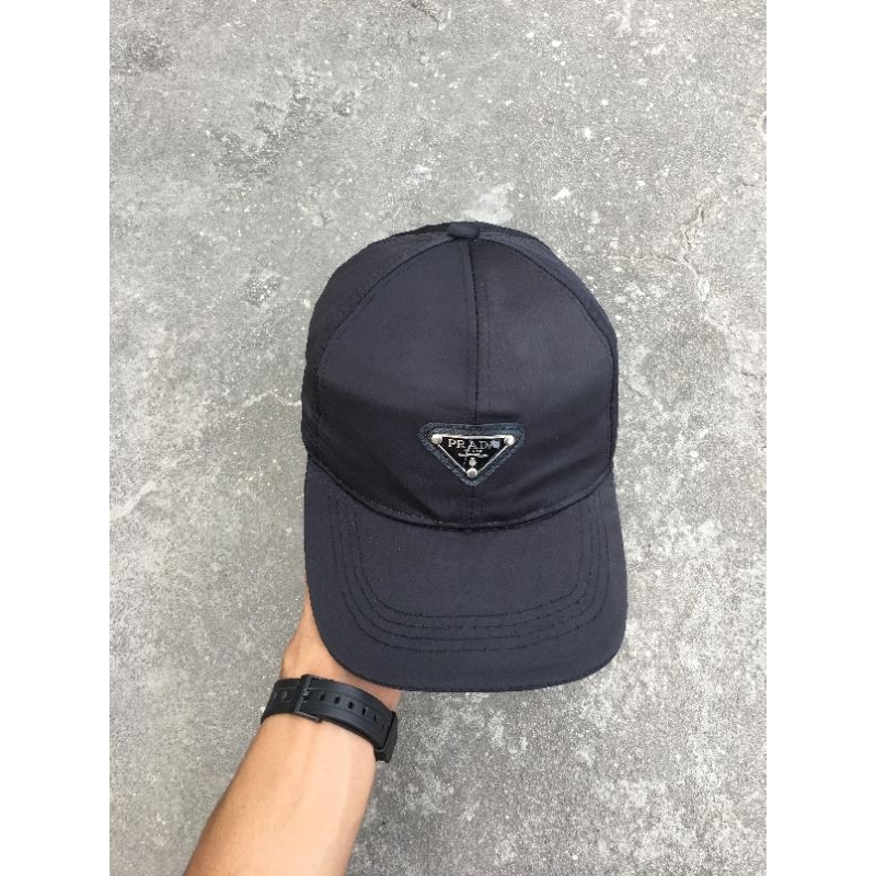 topi prada