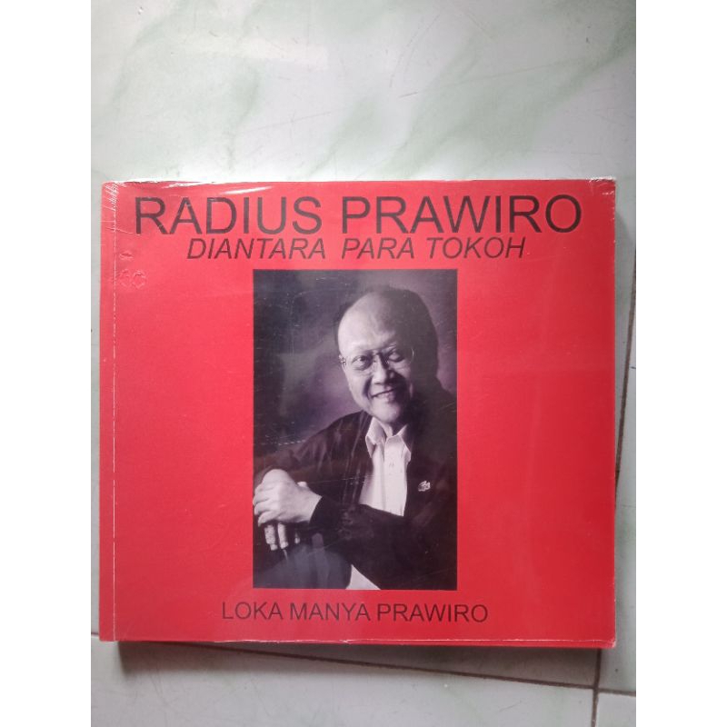 BUKU BIOGRAFI RADIUS PRAWIRO DI ANTARA PARA TOKO