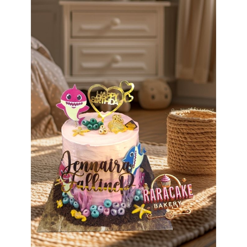 

baby shark cake+name akrilik//custom cake