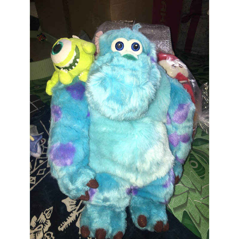 Boneka Sully bawa Mike Wazowski