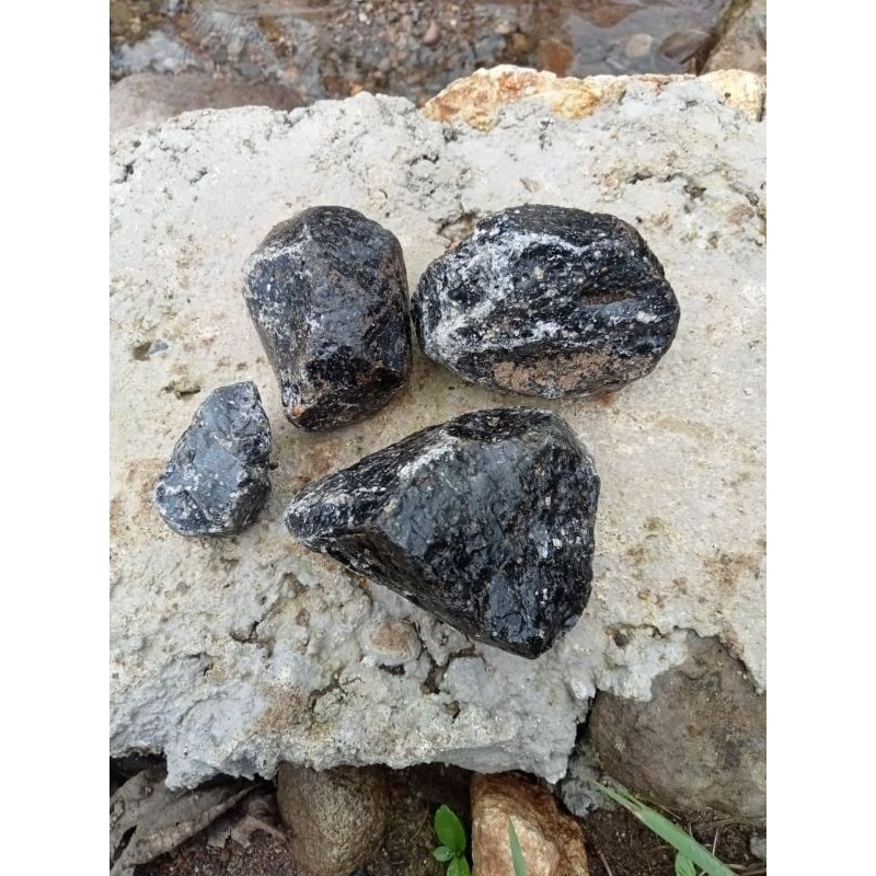 batu obsidian hitam /batu penangkal negatif