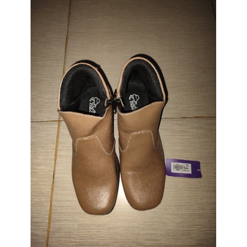 Sepatu Boot Fashion Wanita Dr. Kevin Ori