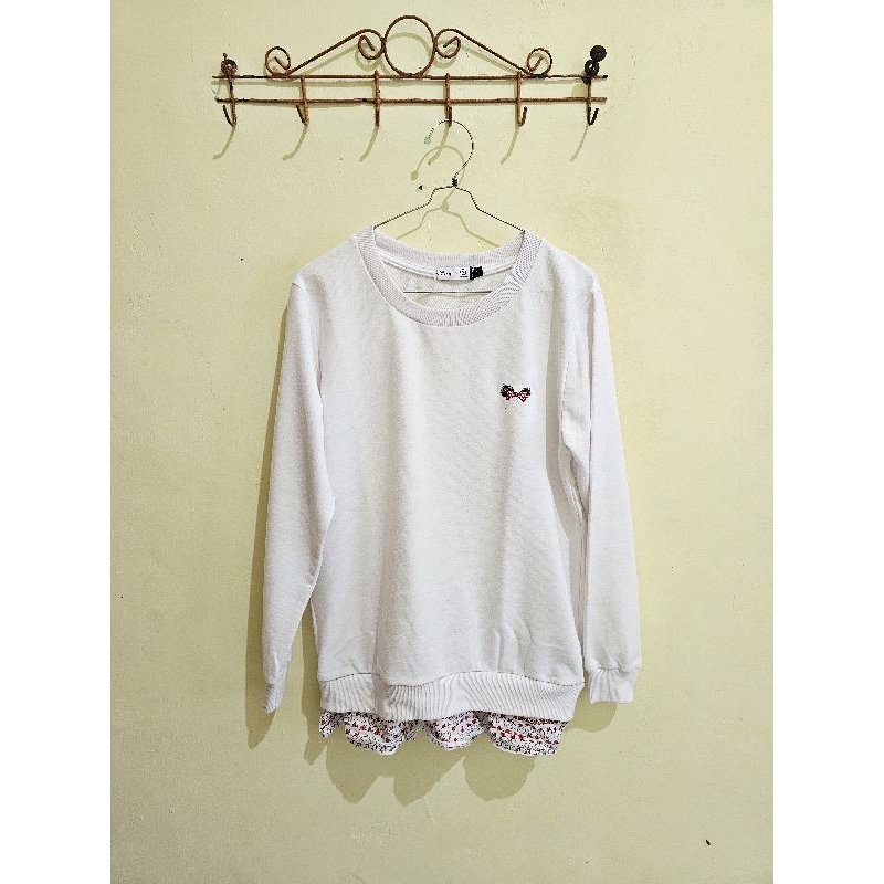 [preloved] Baju Atasan Sweater Putih Disney x Nevada Size S | Baju Anak Remaja Dewasa Wanita Disney 