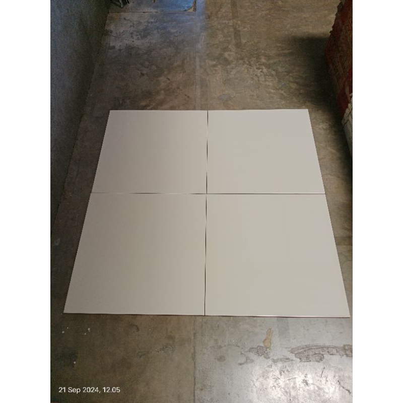 KERAMIK LANTAI CREAM GLOSSY 60X60 BUTTER L CREAM