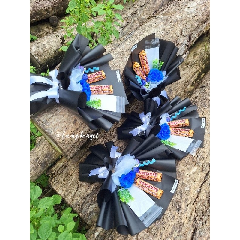 

Buket Coklat dan Satu Slot Uang