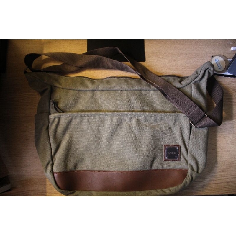 EIGER BTR CANVAS MESSENGER LAPTOP - Green