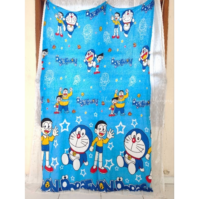 Selimut bulu karakter doraemon