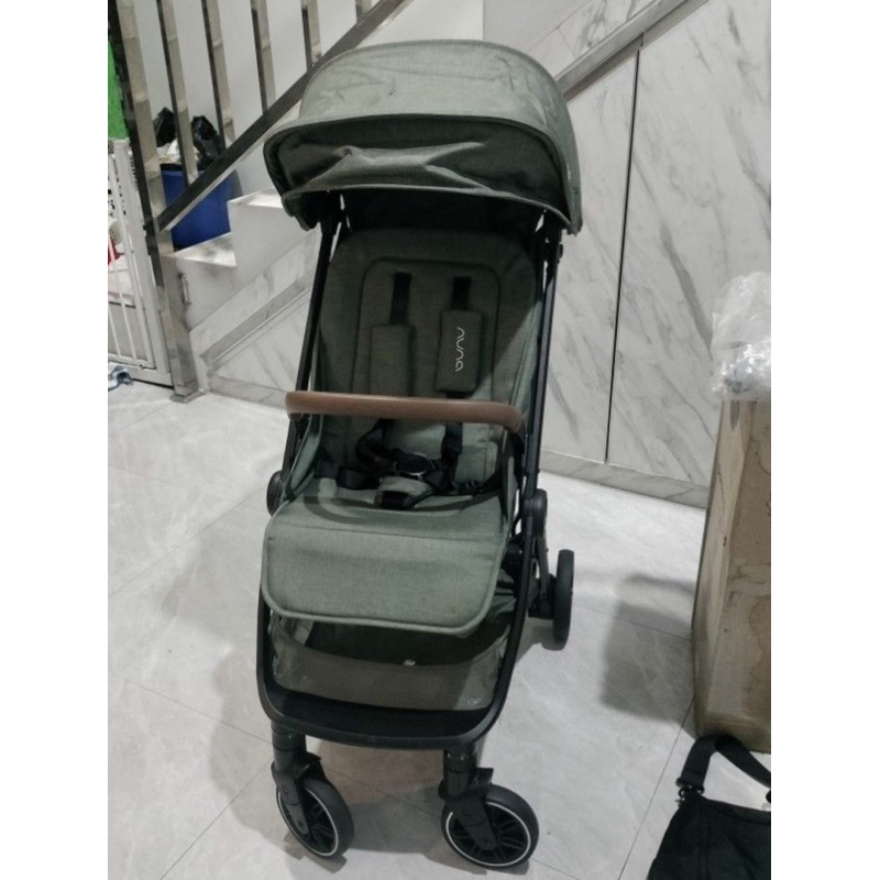 nuna trvl pine like new