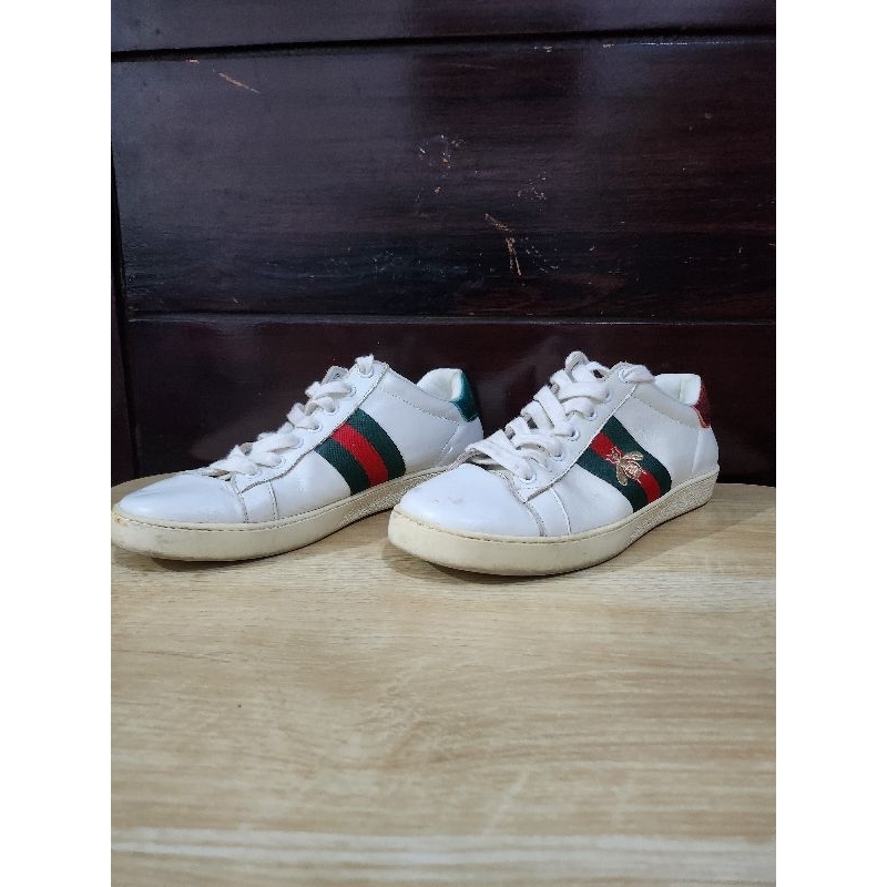 Sepatu Gucci Bee Embroidered Ace Sneakers - White