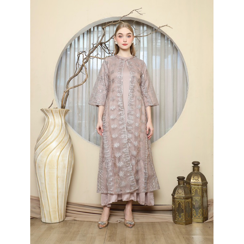 Dress Brokat Nude Berlapis dengan Siluet Lurus – Dress Formal Anggun | LD 95 | Jakahong Couture | VI